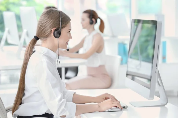 Kvinnliga tekniska support dispatcher — Stockfoto