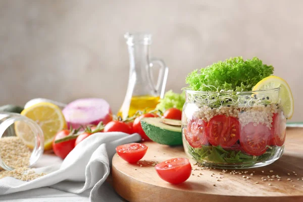 Quinoa cozida servida com legumes frescos e limão em jarra de vidro — Fotografia de Stock