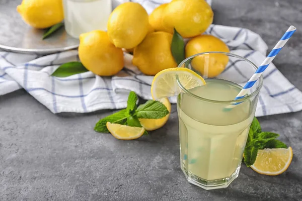 Vidro de suco de limão fresco na mesa — Fotografia de Stock