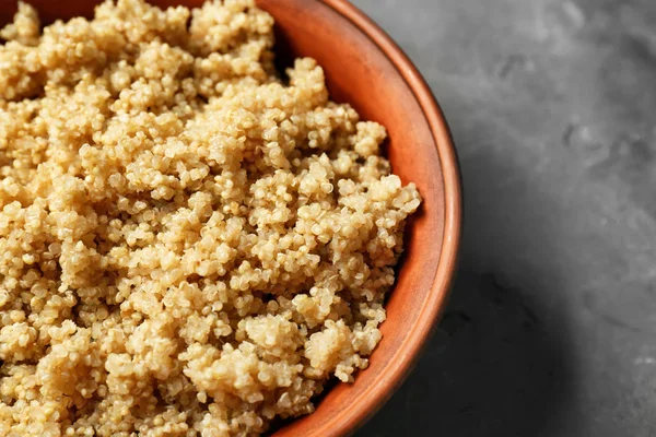 Gekochte Quinoa in Schüssel — Stockfoto