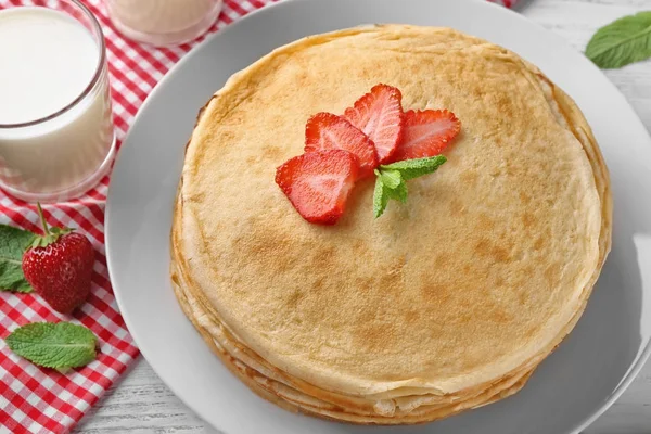 İnce krep yığını ile çilek beyaz tabakta servis