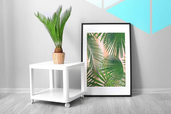 Inramade bilden av tropiska löv och sago palm på färg vägg bakgrund — Stockfoto