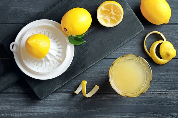 Состав с лимонным соком — стоковое фото