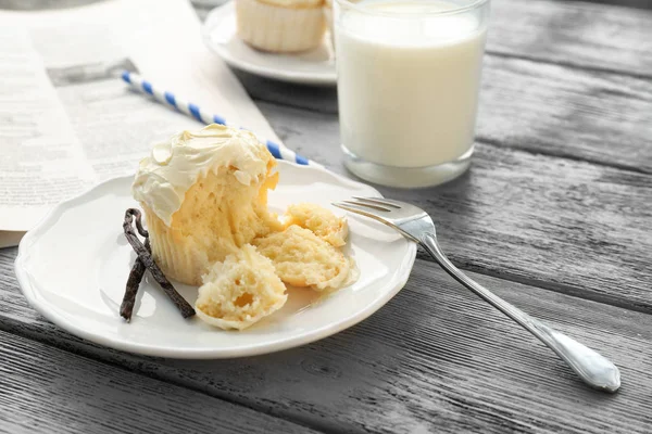 Тарелка с вкусным ванильным кексом и стаканом молока на столе — стоковое фото