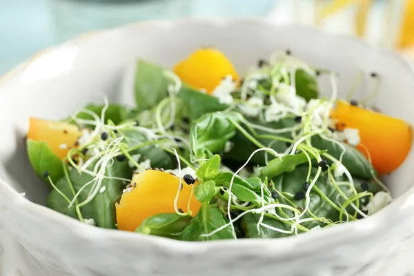 Superfood salad with tomatoes and spinach in plate — Stock Photo, Image