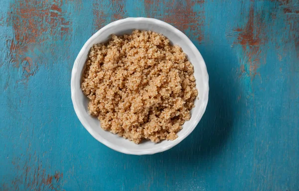 Gekochte Quinoa in Schüssel — Stockfoto