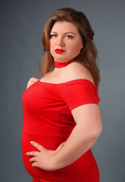Надмірна вага жінки в червоній сукні — стокове фото