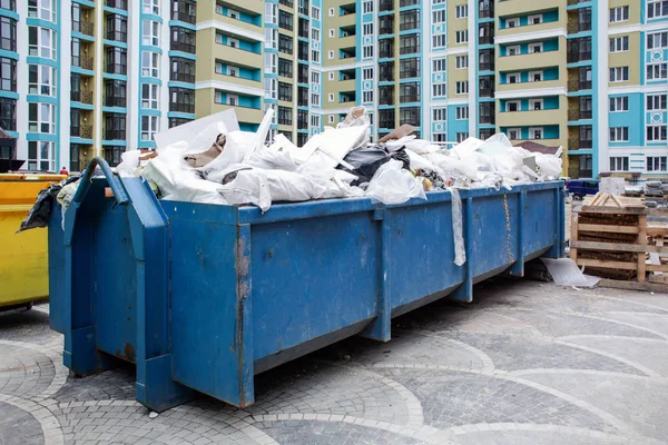 Contenedores de basura azul al aire libre — Foto de Stock