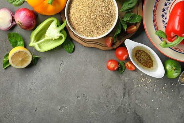 Ham quinoa, petrol ve taze sebze ile kompozisyon