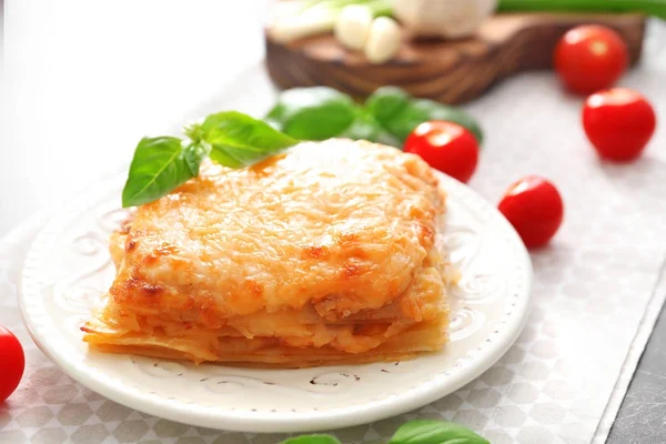 Lezzetli lazanya ile plaka 