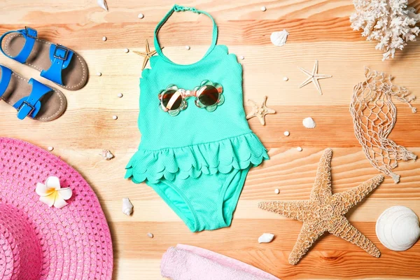 Ahşap arka planda plaj aksesuarları.