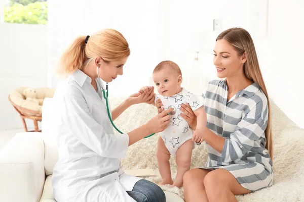 Doktor muayene stetoskop evde bebekle