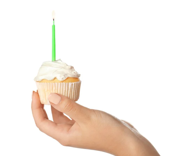 Frau hält leckeren Vanille-Cupcake auf weißem Hintergrund — Stockfoto