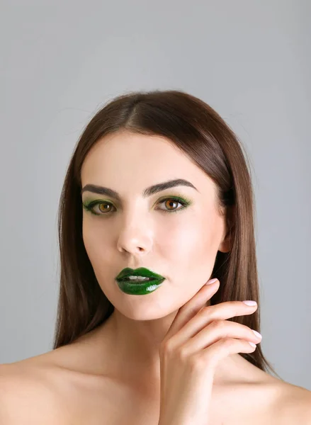 Mujer joven con maquillaje de lujo — Foto de Stock