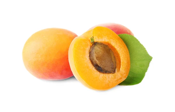 Свіжі абрикоси на білому фоні — стокове фото