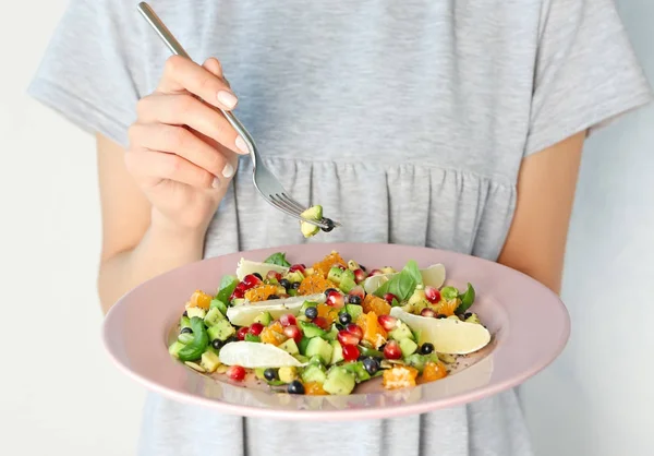 Femeia care mănâncă salată superfood pe fundal ușor — Fotografie, imagine de stoc