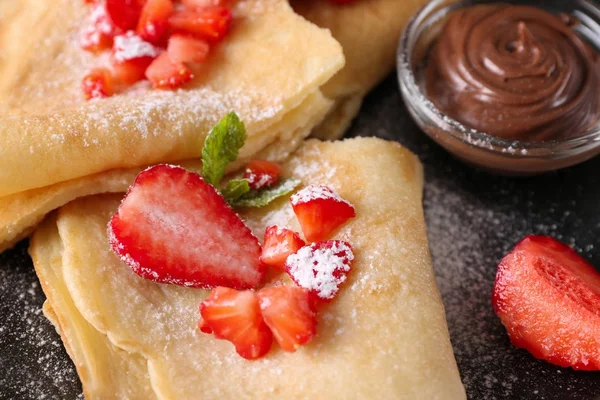 Leckere Pfannkuchen mit Schokolade — Stockfoto