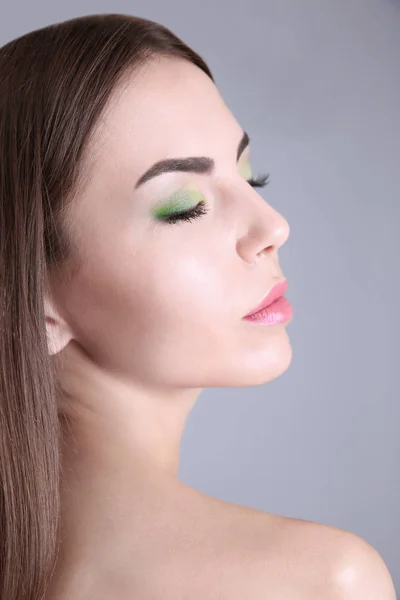 Ung vacker kvinna med fancy makeup — Stockfoto