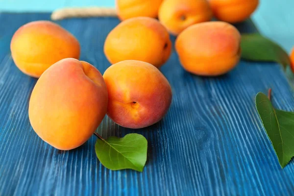 木托盘上的新鲜杏子 — 图库照片