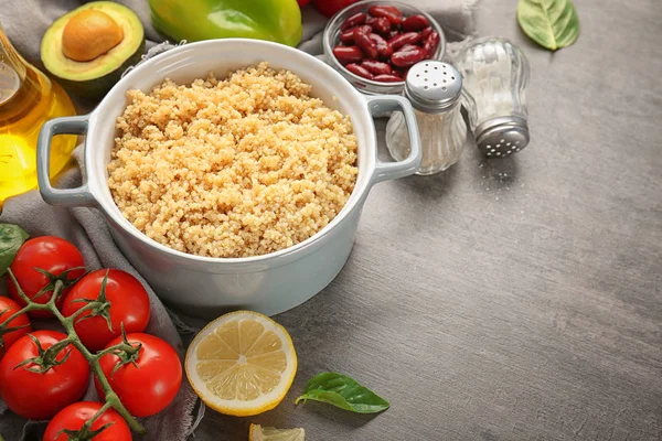 Pişmiş quinoa ile kompozisyon — Stok fotoğraf