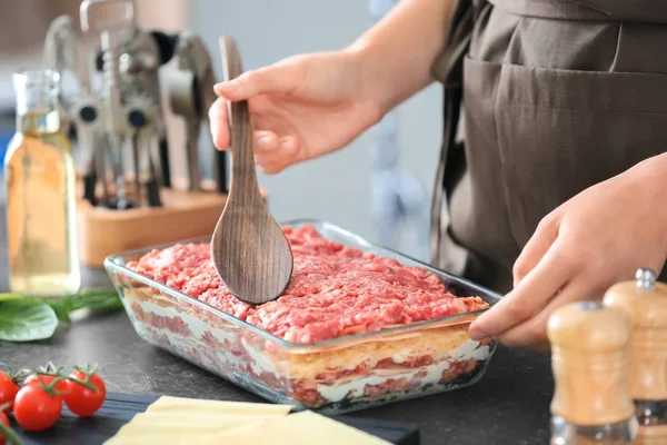 Et lazanya hazırlama kadın