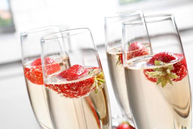 lezzetli şarap çilek ile 