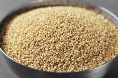 Metal kabın içinde ham quinoa