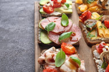 Ahşap tahta üzerinde lezzetli ev yapımı sandviçler ile kompozisyon