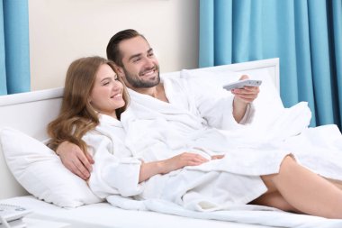 Seven çift bornoz içinde genç 