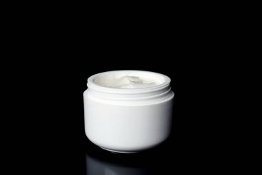 Siyah arka plan üzerine taze hindistan cevizi yağı ile jar