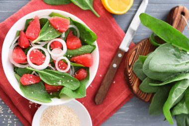 Greyfurt ve ıspanak salatası