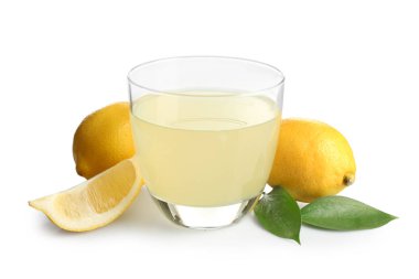 Beyaz arka planda bir bardak taze limon suyu.