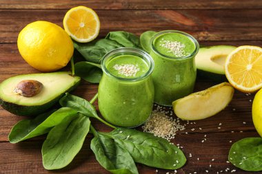 Kavanoz ıspanak güler yüzlü ahşap arka plan üzerinde