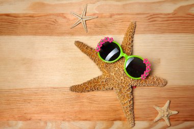 Çocuk güneş gözlüğü ve deniz yıldızı 