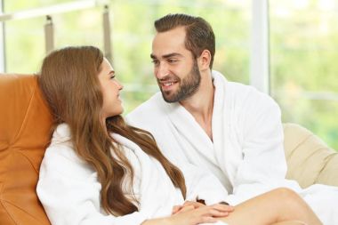 Seven çift bornoz içinde genç 