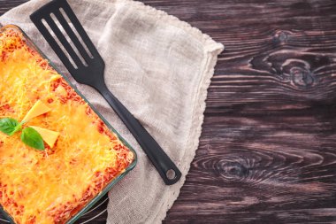 Ahşap masa üzerinde pişirme çanağı geleneksel et lazanya