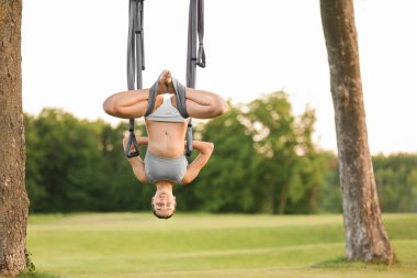 Kadın hava yogası yapıyor. 