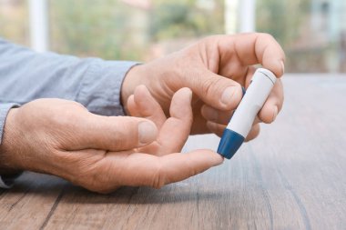 Adam kapalı mazgal kalemle kan örneği almak