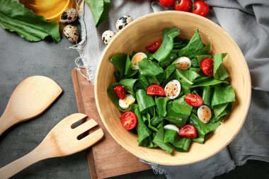 Bıldırcın yumurtası ve masada kase ıspanak salatası