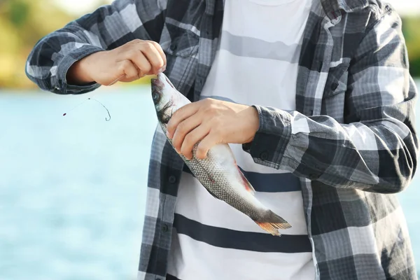 Mann mit frisch gefangenem Fisch — Stockfoto