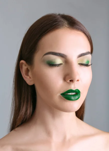 Ung kvinna med fancy makeup — Stockfoto