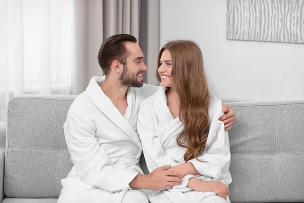 Seven çift bornoz içinde genç 