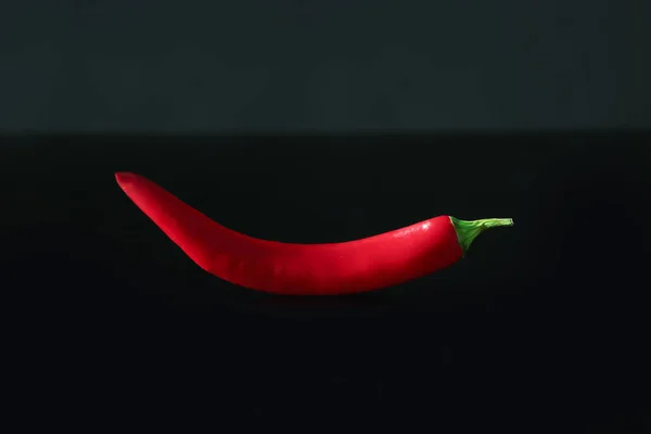 Červená chilli paprika na černém pozadí — Stock fotografie