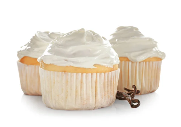 Sabrosos cupcakes de vainilla sobre fondo blanco — Foto de Stock