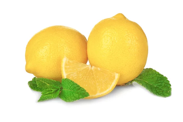 Frische Zitronen auf weißem Hintergrund — Stockfoto