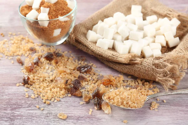 Weißer und brauner Zucker auf Holztisch — Stockfoto