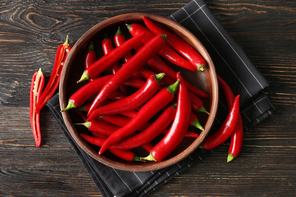 Piatto con peperoncino rosso sul tavolo di legno — Foto Stock