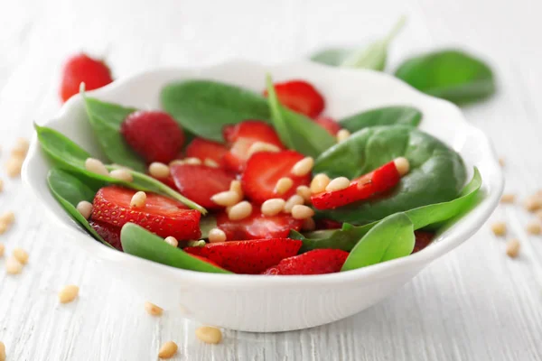 Teller Salat mit Spinat — Stockfoto