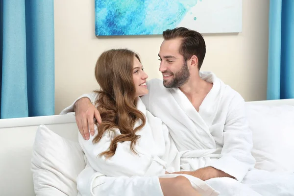 Young liefdevolle paar in badjassen — Stockfoto