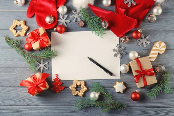 Ahşap masa üzerinde Noel Baba için mektup ile kompozisyon — Stok fotoğraf